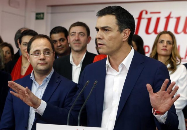 El secretario general y candidato del PSOE al Congreso de los Diputados, Pedro Sánchez (d), durante su comparecencia en la sede de los socialistas en la calle Ferraz, para hacer balance de los resultados en la elecciones generales. EFE / J. J. Guillen.