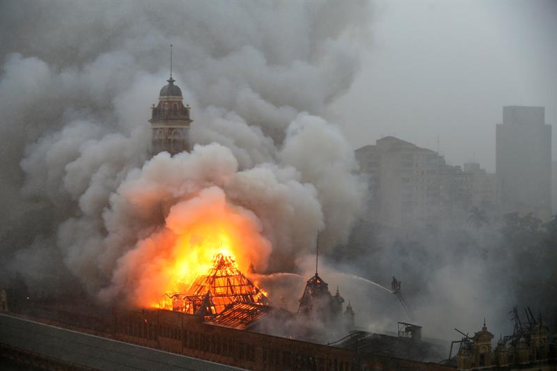 Muere un bombero en incendio en el Museo de la Lengua Portuguesa en Brasil