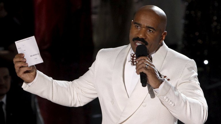 El mensaje navideño de Steve Harvey en el que se ríe de sí mismo