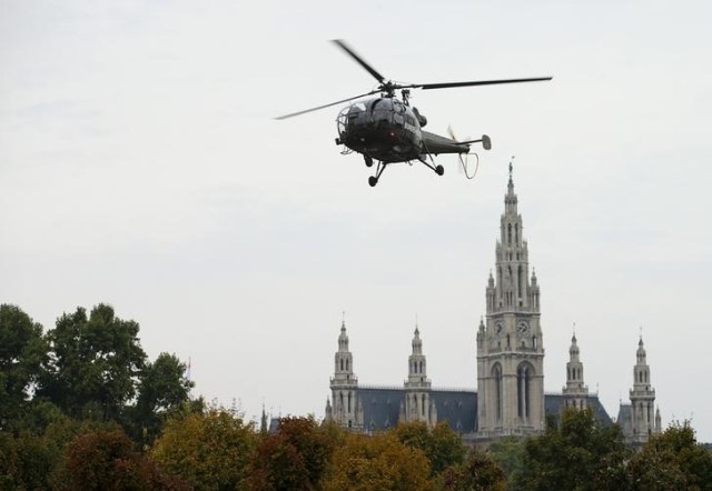 La policía de Viena dijo el sábado que un servicio de inteligencia "amigo" advirtió a numerosas capitales europeas de la posibilidad de un ataque con armas de fuego o bombas antes de Fin de Año, obligando a las autoridades de todo el continente a aumentar las medidas de seguridad. Imagen de archivo de un helicóptero Alouette III del Ejército de Austria aterrizando en el centro de Viena, con el Ayuntamiento de la ciudad al fondo. 19 octubre 2015. REUTERS/Heinz-Peter Bader