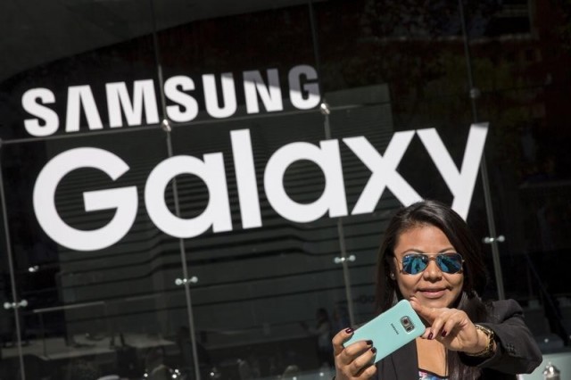 Una mujer se toma una "selfie" afuera de un evento de Samsung, en Nueva York, 13 de agosto de 2015. Foto: Reuters