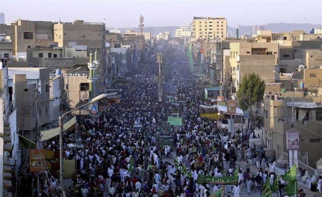 Cientos de personas participan en las celebraciones del Aid al Mawlid, o el nacimiento del Profeta Mahoma en Karachi, Pakistán. Foto: EFE/Shahzaib Akber