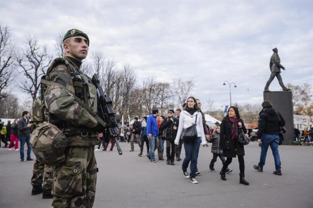 Soldados franceses patrullan la Avenida de los Campos Elíseos en París. Francia desplegará unos 60.000 agentes de policía para garantizar la seguridad durante los festejos de Nochevieja, un mes y medio después de los atentados yihadistas que dejaron 130 muertos en la capital gala. EFE/CHRISTOPHE PETIT TESSON