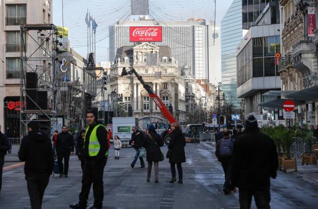 Vista del proceso de desmontaje de los fuegos artificiales en la Place de Broucker después de que el alcalde de Bruselas, Yvan Mayeur, cancelara el espectáculo de celebración de Año Nuevo en Bruselas (Bélgica) hoy, 31 de diciembre de 2015. Las fuerzas de seguridad belgas han detenido hoy a seis personas en una serie de registros de viviendas en Bruselas y Brabante Flamenco en relación a la amenaza de atentados terroristas durante la Nochevieja en la capital belga. EFE/Olivier Hoslet