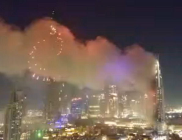 Dubai celebró el año nuevo con fuegos artificiales a pesar del edificio en llamas (VIDEO)