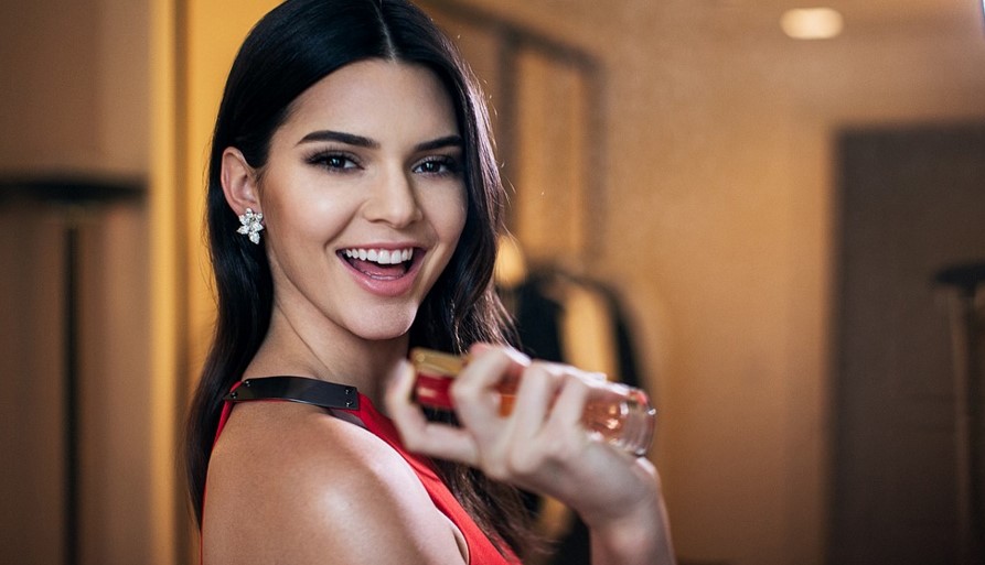 Kendall Jenner recibió el año muy amapuchada con un “One Direction” (Fotos)