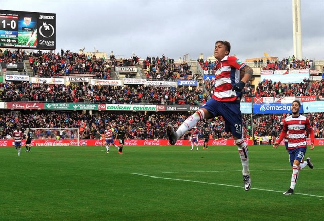 El defensa del Granada Peñaranda celebra el segundo gol de su equipo durante el encuentro contra el Sevilla de la decimoctava jornada de Liga disputado en el nuevo estadio Los Cármenes de Granada. EFE/Miguel Ángel Molina