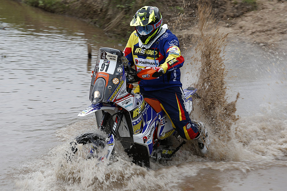 Nico Cardona avanza en la segunda etapa del Dakar