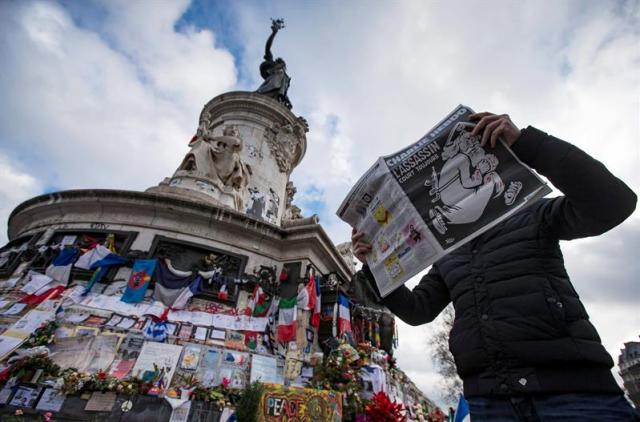 Un hombre ojea el número especial publicado por el semanario satírico "Charlie Hebdo" con motivo del primer aniversario del atentado yihadista contra su redacción, en la Plaza de la República de París (Francia), hoy, 6 de enero de 2016. La revista hace una crónica del ataque atentado que sufríó su redacción el pasado 7 de enero en el número especial que salió hoy a la venta, dedicado en buena medida a ridiculizar las grandes religiones monoteístas y el fanatismo. En su interior, Fabrice Nicolino, uno de los supervivientes del ataque que causó 12 muertos, relata el atentado -llevado a cabo por los hermanos Said y Cherif Kouachi- con un tono entre desenfadado, humorístico, emocionado y con rabia. EFE/Ian Langsdon