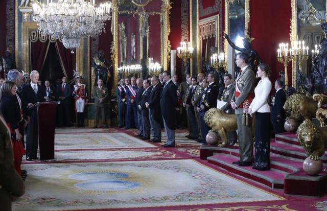  Los Reyes, junto al presidente del Gobierno, Mariano Rajoy (3d); el ministro del Interior, Jorge Fernández Díaz (4d), y el director del Centro Nacional de Inteligencia, Félix Sanz Roldán (5d), entre otros, escuchan el discurso del ministro de Defensa, Pedro Morenés (i), durante la celebración de la Pascua Militar en el Palacio Real, a la que asisten representantes de las instituciones del Estado, los tres Ejércitos y la Guardia Civil. EFE