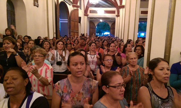 Feligreses coparon la iglesia Santa Rosa en la bajada de la Divina Pastora (Fotos)