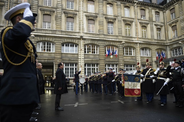 El presidente francés, Francois Hollande, asiste a una ceremonia durante una visita a las fuerzas francesas de seguridad antiterrorista (Sentinelle) en la sede de la policía de París, un año después de la matanza en el periódico satírico francés Charlie Hebdo, en París, Francia, 07 de enero de 2016. Francia esta semana se conmemora a las víctimas de los ataques de militantes islamistas del año pasado sobre el semanario satírico Charlie Hebdo y un supermercado judío con elogios, placas conmemorativas y otra religión sátira de dibujos animados. REUTERS / Martin Bureau / piscina