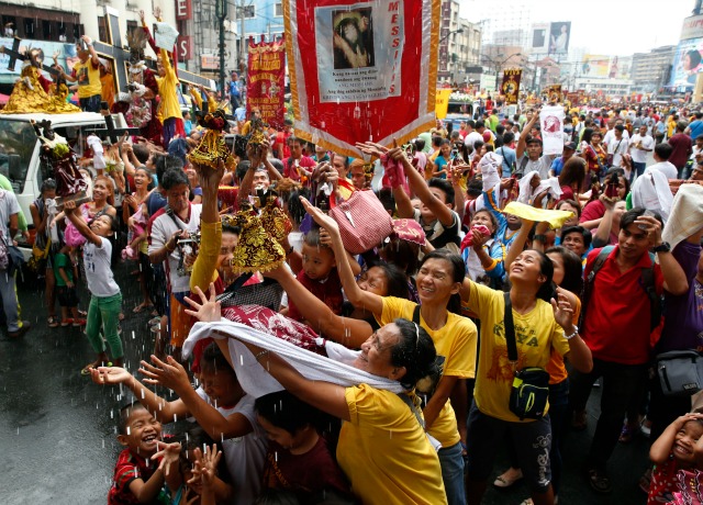 Los devotos son rociados con agua bendita durante una procesión del Nazareno Negro réplicas dos días antes de la procesión anual del Nazareno Negro en Manila, Filipinas 7 de enero de 2016. REUTERS / Erik De Castro