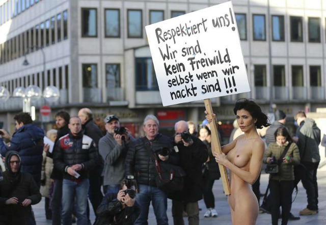 La artista sueca Milo Moire se manifiesta sin ropa mientras sostiene un cartel que reza "¡Respétanos! ¡No somos carne de presa ni aunque estemos desnudas!" en la plaza central de Colonia (Alemania) hoy, 8 de enero de 2016. Moire se manifestó a raiz de las agresiones sexuales masivas que tuvieron lugar la pasada Nochevieja en Colonia y otras ciudades alemanas. Ya se han registrado más de 100 denuncias, sin que se hayan producido detenciones por el momento. EFE/Oliver Berg