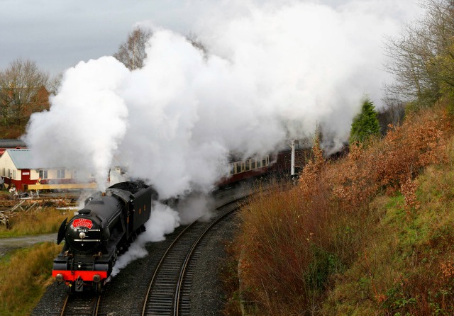 La máquina de vapor Flying Scotsman deja East Lancashire Ferrocarril en Bury, Reino Unido 8 de enero de 2016. Una de las máquinas de vapor más famosos del mundo, "Flying Scotsman," está ajustado a regresar después de una década de restauración y más de 80 años desde que se convirtió en la primera locomotora para llegar a 100 millas por hora (160 kph). El motor venerable, que ha viajado tanto en los Estados Unidos y Australia desde que se retiró del servicio, hizo una serie de ensayos cortos el viernes, por delante de un programa de viajes de la herencia de este año en las principales líneas de Gran Bretaña. REUTERS / Darren Grapas