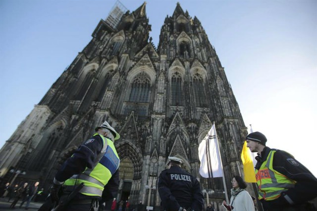 La policía patrulla la plaza frente a la Catedral de Colonia (Alemania) hoy, 8 de enero de 2016. La pasada noche vieja se registró una ola de agresiones sexuales masivas en esta misma plaza de Colonia y otras ciudades alemanas. Ya se han registrado más de 100 denuncias, sin que se hayan producido detenciones por el momento. EFE/Oliver Berg