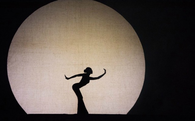 Esta foto tomada el 7 de enero, 2016, en Kunming muestra bailarina china Yang Liping realizar el 'Espíritu del pavo real' de baile durante la presentación de la 'Yunnan dinámico'. El espectáculo es un gran drama de la danza y la representación de la vida de los pueblos étnicos de la provincia de Yunnan, que fue coreografiado por Liping, famosa por su imitación de un pavo real en su baile. AFP PHOTO / JOHANNES EISELE