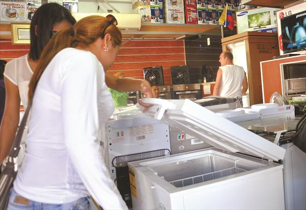 Poca mercancía y altos costos en negocios de línea blanca en Valencia