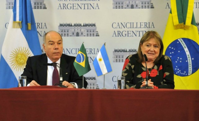 Fotografía cedida por el Ministerio de Relaciones Exteriores de Argentina, de la canciller argentina, Susana Malcorra (d), y su homólogo brasileño, Mauro Vieira (i), hoy, jueves 14 de enero de 2016, en una rueda de prensa, Buenos Aires, Argentina. Malcorra, y Vieira, coincidieron hoy en que las soluciones a los problemas de Venezuela deben buscarse dentro del propio país, aunque ambos aseguraron siguen muy de cerca la situación. EFE/CANCILLERÍA ARGENTINA