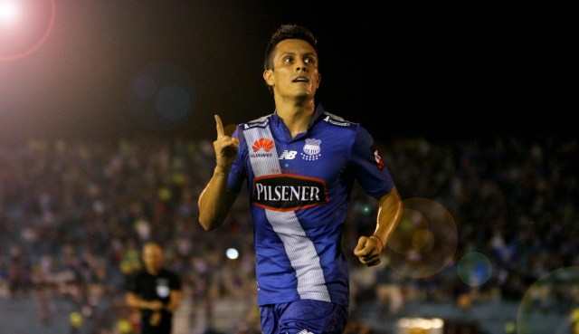 Guayaquil, domingo 08 de marzo del 2015 (ANDES).-En el estadio Alberto Spencer Emelec derrota 2X0 a Barcelona en la octava fecha del campeonato nacional de fútbol, Marco Mondaini, anotó el segundo gol del partido Foto:César Muñoz/ANDES