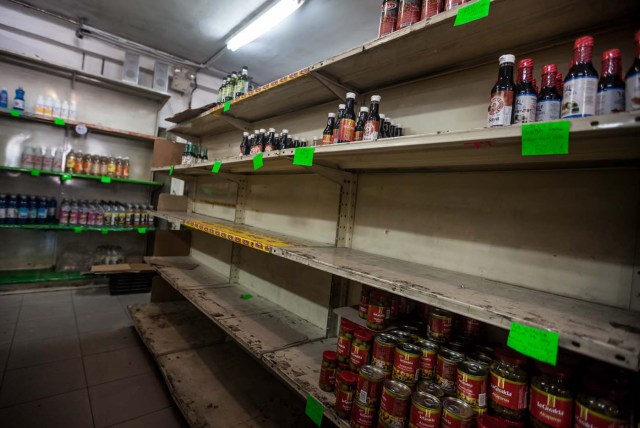 CAR01. CARACAS (VENEZUELA), 16/01/2016.- Vista de unos estantes parcialmente vacíos en un abasto hoy, sábado 16 de enero de 2016, en la ciudad de Caracas (Venezuela). Venezuela, con las mayores reservas probadas de petróleo del mundo, se declaró en emergencia económica para atender la situación del país que después de un año de opacidad reveló una inflación interanual de 141,5 por ciento -la más alta de toda su historia-, y una contracción del 4,5 por ciento. EFE/MIGUEL GUTIÉRREZ