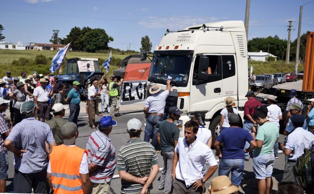 Productores lecheros bloquean una carretera principal contra los aumentos de precios en los servicios públicos y exigiendo el pago de unos 100 millones de dólares que Venezuela adeduda al sector (AP Foto/Matilde Campodonico)