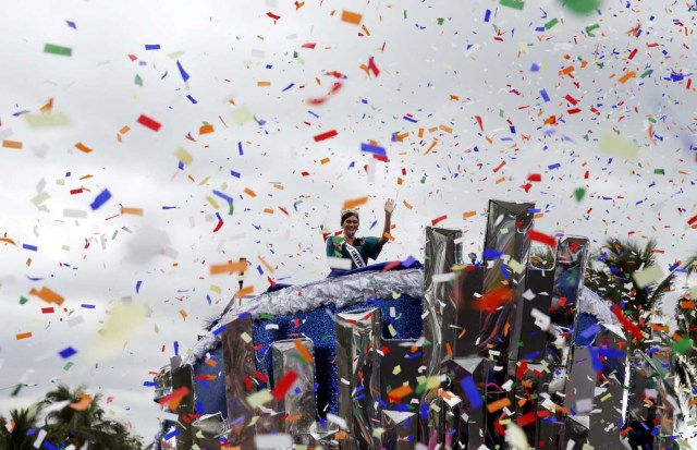 Miss Universe 2015 Pia Alonzo Wurtzbach waves to the crowd as confetti rains during a motorcade along Roxas Boulevard in Manila, January 25, 2016. Wurtzbach, the first Miss Universe from the Philippines in more than four decades, said on Sunday she will spend her reign bringing awareness to issues like HIV and draw support for countries vulnerable to disasters.  REUTERS/Erik De Castro