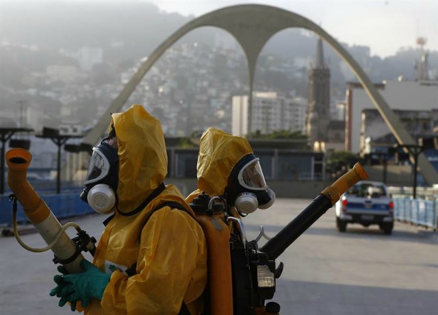  Agentes de la Secretaría Municipal de Salud de Río de Janeiro desinfectaron hoy, 26 de enero de 2016, las instalaciones del Sambódromo, donde a partir del 5 de febrero se comenzaran los desfiles del Carnaval carioca, para prevenir posibles brotes del mosquito Aedes aegypti, transimisor de los virus del Zika, del Dengue y del Chikunguña. El Sambódromo de Río tambien recibirá las pruebas de tiro con arco en los Juegos Olímpicos Río 2016. EFE/Marcelo Sayão