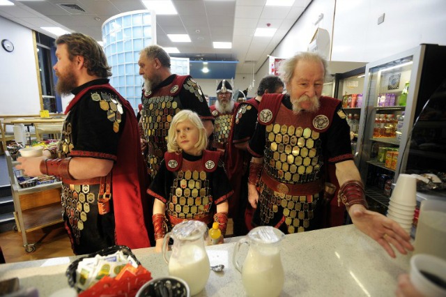 Los participantes vestidos de vikingos desayunan mientras se preparan para participar en el festival anual de Up Helly Aa en Lerwick, Islas Shetland, el 26 de enero de 2016. Up Helly Aa celebra la influencia de los vikingos escandinavos en las islas Shetland y culmina con un máximo de 1000 "géiseres" (hombres de traje) que lanzan antorchas en su barco vikingo y prenderle fuego más tarde en la noche. AFP