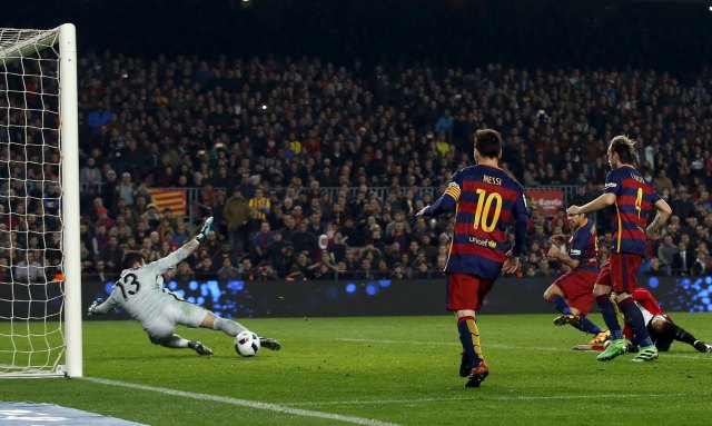 Football Soccer - Barcelona v Athletic Bilbao - Spanish King's Cup - Camp Nou stadium, Barcelona - 27/1/16Barcelona's Luis Suarez (2nd R) scores a goal against Athletic Bilbao's goalkeeper Iago Herrerin.  REUTERS/Albert Gea