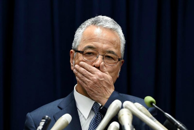 El ministro nipón de Economía, Akira Amari, ofrece una rueda de prensa en Tokio (Japón) hoy, 28 de enero de 2016. Amari presentó hoy su dimisión tras admitir que uno de sus colaboradores cercanos gestionó de manera inapropiada dinero recibido de una empresa constructora. Amari realizó el anuncio entre lágrimas durante una rueda de prensa celebrada en Tokio en la que explicó que se siente obligado a asumir la responsabilidad por las acciones realizadas por sus asistentes. EFE/Franck Robichon