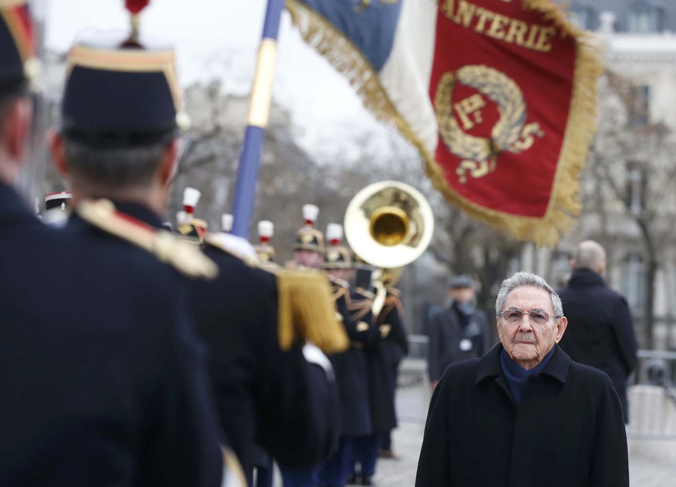 Raúl Castro inicia visita de Estado en Francia (fotos)