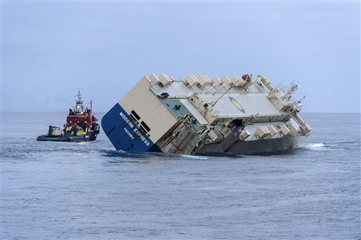 Remolcan gran carguero que quedó a la deriva en España