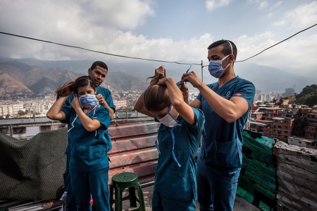 Estudiantes de odontología improvisan una clínica en una azotea para dar exámenes dentales gratuitos a residentes de bajos ingresos de un barrio pobre. La facultad de odontología de la UCV suspendió las clases en septiembre ante un recorte del 70% del presupuesto, una huelga de los profesores y la falta de suministros, de guantes de látex a bombillos. Las clases se reanudaron en enero, pero la crisis está lejos de terminar. PHOTO: MIGUEL GUTIÉRREZ PARA THE WALL STREET JOURNAL.