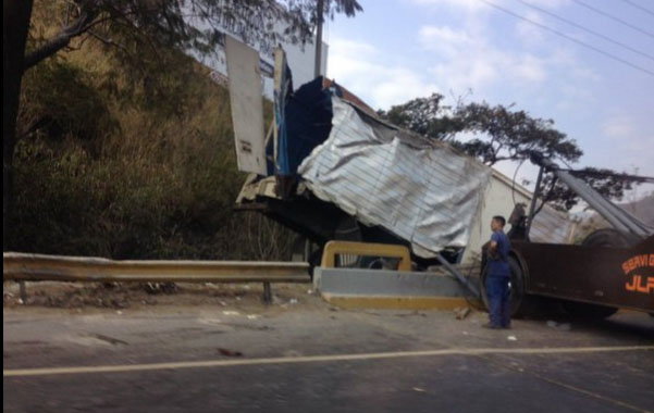 Gandola se volcó en la bajada de Tazón sentido Maracay