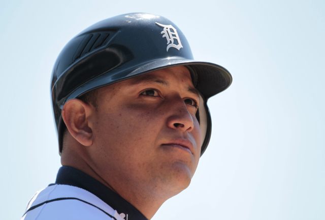 JAK08. DETROIT (MI,EEUU), 05/05/11.- El jugador Miguel Cabrera de los Tigers de Detroit observa durante el partido de la MLB disputado hoy, jueves 5 de mayo de 2011, ante los Yanquis de Nueva York, en el Comerica Park en Detroit, Michigan (EEUU). Los Tigers vencieron por 6-3. EFE/JEFF KOWALSKY