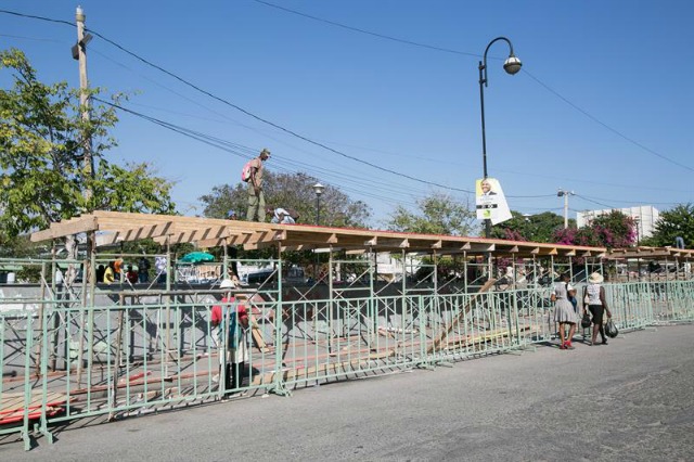 Trabajadores construyen las tarimas para la celebración del Carnaval hoy, miércoles 3 de febrero de 2016, en la Plaza de Marte de Puerto Príncipe (Haití). El presidente de Haití, Michel Martelly, y los principales partidos de oposición se reunieron hoy durante varias horas en Puerto Príncipe, afirmó el presidente de la Cámara de Diputados, Cholser Chancy, quien desmintió rumores sobre la disolución del recién constituido Parlamento (bicameral). Martelly termina su período presidencial el próximo 7 de febrero en medio de una crisis política que se cruza con el festejo de los carnavales en el país. EFE/Bahare Khodabande