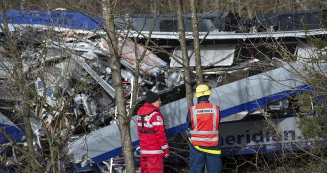 Miembros de los servicios de emergencia trabajan en el lugar donde se ha producido el choque de dos trenes en Bad Aibling (Alemania) hoy, 9 de febrero de 2016.Al menos ocho personas murieron y alrededor de 150 resultaron heridas, más de 50 de ellas de gravedad, en un choque frontal esta mañana de dos trenes de cercanías en el sur de Alemania, informó la policía bávara. EFE/Sven Hoppe