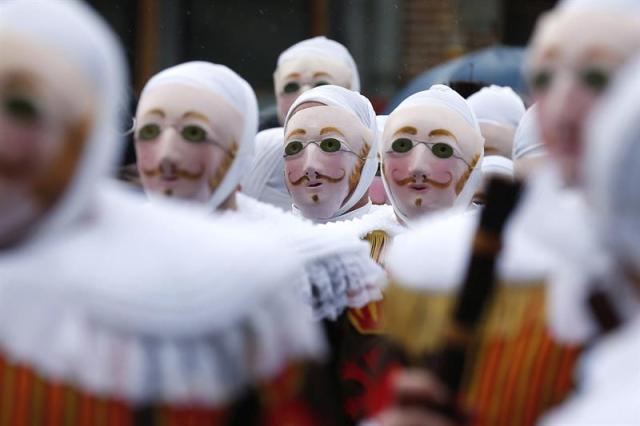 Varias personas disfrazadas con trajes tradicionales desfilan durante las celebraciones del carnaval por las calles de Binche (Bélgica) hoy, 9 de febrero de 2016. El Carnaval de Binche es el más importante de Bélgica y es famoso por los peculiares atuendos que llevan los llamados "gilles". El Carnaval de Binche fue inscrito en 2008 por la Unesco en la Lista Representativa del Patrimonio Cultural Inmaterial de la Humanidad y constituye el gran atractivo turístico de la ciudad medieval belga. EFE/Laurent Dubrule