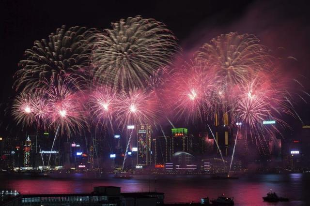 Fuegos artificiales iluminan el Puerto de Victoria en Hong Kong (China) durante la celebración del Año Nuevo Lunar hoy, 9 de febrero de 2016. China recibió ayer al año del "mono de fuego" con numerosos festejos en la capital y en el resto del país, que espera que el nuevo signo lunar traiga la buena fortuna con la que le define el zodiaco. EFE/Jerome Favre