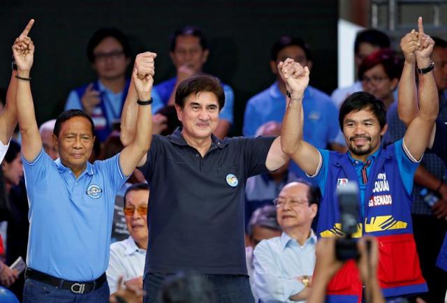 El actual vicepresidente de Filipinas, líder del partido opositor Alianza Nacionalista Unida y candidato presidencial, Jejomar "Jojo" Binay; el senador y candidato a la vicepresidencia, Gregorio "Gringo" Honasan, y el campeón de boxeo Emmanuel Manny "Pacman" Pacquiao levantan las manos durante el acto inaugural de la campaña electoral para los comicios presidenciales en el distrito de Mandaluyong de Manila (Filipinas) hoy, 9 de febrero de 2016. La carrera hacia la presidencia de Filipinas dio comienzo con un animado y festivo inicio de tres meses de campaña electoral, durante los cuales cinco candidatos se disputarán los votos de más de 54 millones de ciudadanos. Los comicios presidenciales filipinos están previstos para el próximo 9 de mayo.EFE/Francis R. Malasig