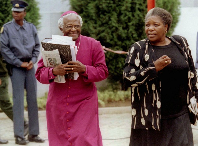 En esta foto de archivo del jueves 27 de noviembre de 1997, el arzobispo Desmond Tutu y su esposa, Lea, llegan a una audiencia pública especial de la Comisión de la Verdad y para la Reconciliación de Sudáfrica en Johannesburgo. Los fiscales sudafricanos tienen previsto acusar a cuatro ex miembros de las fuerzas de seguridad de la era del apartheid por el homicidio ocurrido en 1983 de una joven que acaba de terminar la universidad y era mensajera del entonces proscrito Congreso Nacional Africano. (AP Foto/Pool, Archivo)