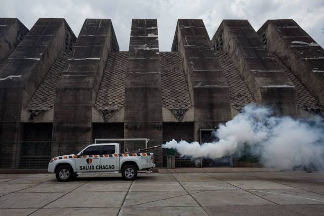 Un empleado del municipio de Chacao fumiga en las afuera de una iglesia. PHOTO: MIGUEL GUTIERREZ/EUROPEAN PRESSPHOTO AGENCY