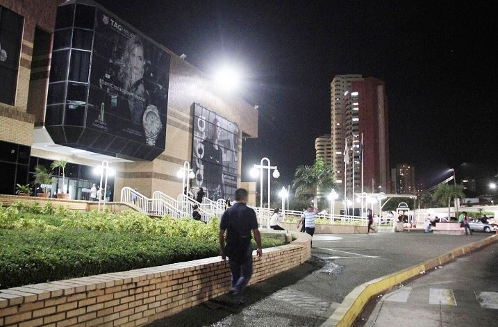 Centros comerciales marabinos cerraron sus puertas a las 8 de la noche