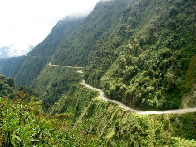 El nombre lo dice todo. Originalmente Nor Yungas Road, es conocido como La Carrtera De La Muerte. Además de sus impresionantes vistas, entre las colinas de la selva amazónica, su impresionante récord de 300 muertes al año llama la atención de locales y turistas, especialmente aquellos viajeros que buscan una emocionante aventura.