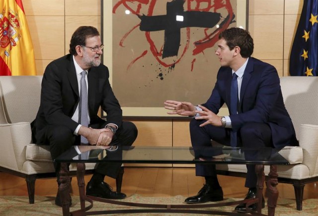 El presidente del Gobierno, Mariano Rajoy (i), y el líder de Ciudadanos, Albert Rivera (d), durante la reunión que han mantenido hoy en el Congreso para explorar posibilidades de acuerdo en las negociaciones de investidura. EFE