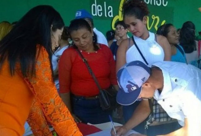 Nicaragua celebra el Día del Amor con boda masiva de 375 parejas