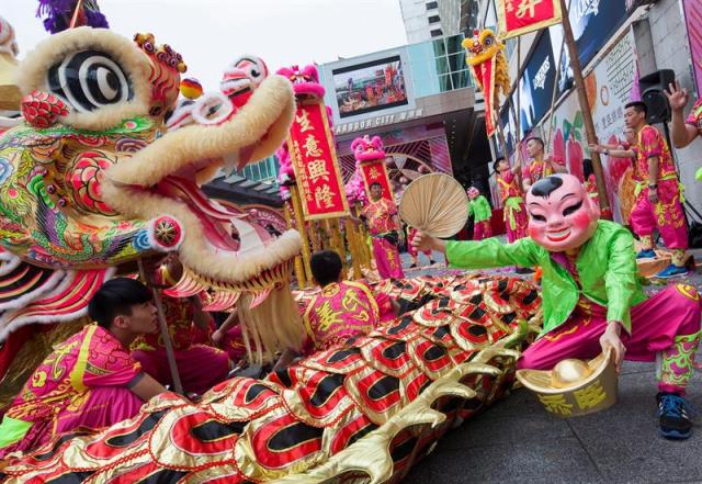 Artistas chinos actúan durante las celebraciones del Año Nuevo Chino en Hong Kong (China) hoy, 15 de febrero de 2016. EFE/Alex Hofford