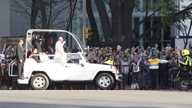 El papa Francisco es visto este domingo 14 de febrero de 2016, a su paso por el Paseo de la Reforma, mientras se dirige al hospital infantil "Federico Gómez" en Ciudad de México (México). Durante la tarde de hoy, el pontífice visitará este hospital de la capital mexicana y convivirá con los pacientes, incluidos dos niños que festejarán que han finalizado su tratamiento contra el cáncer. EFE/Jorge Nuñez