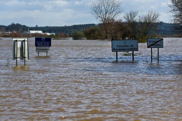 Vista de una carretera entre Granja do Ulmeiro y Taveiro afectada por las inundaciones tras desbordarse el río Mondego, en Maranhao (Portugal) hoy, 15 de febrero de 2016. EFE/Paulo Novais